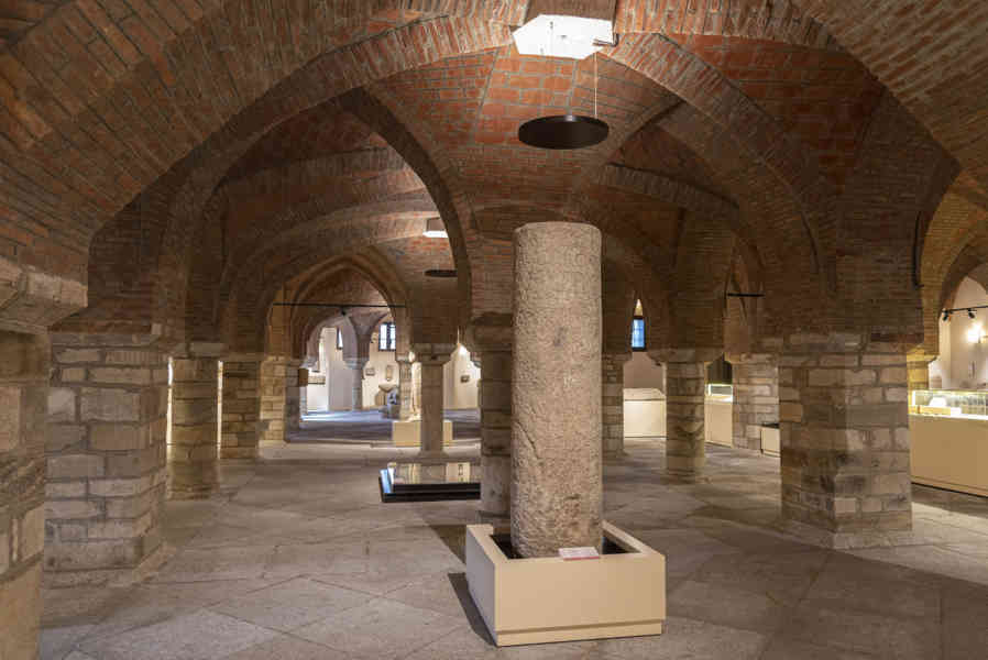 León 051 - Astorga - palacio Gaudí - sótano.jpg